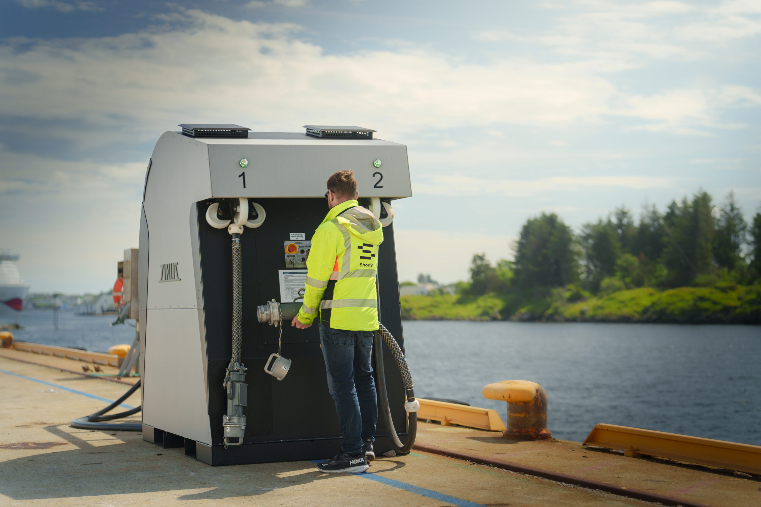 Operator from Shorly connecting Zinus shore power terminal at Karmsund port